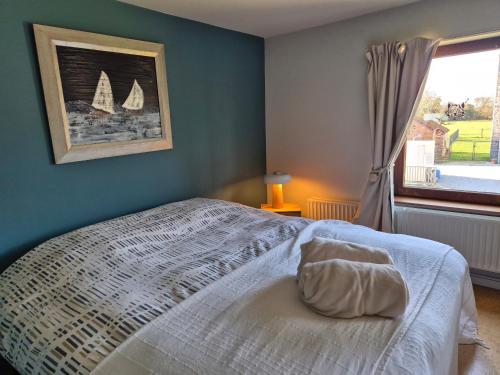a bedroom with a bed and a window at Chambre de Arnaud à Gerpinnes in Gerpinnes
