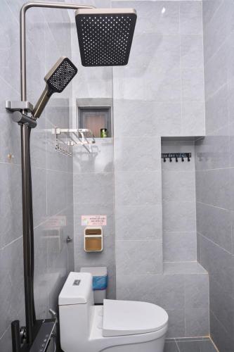 a small bathroom with a toilet and a shower at Hotel Vũng Găng in Vĩnh Hy