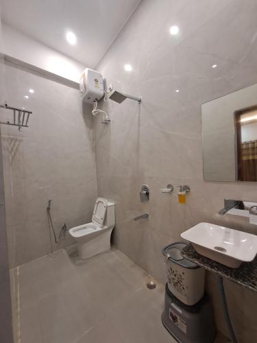 a bathroom with a toilet and a sink at MG Stay AYODHYA in Faizābād