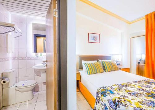 a hotel room with a bed and a bathroom at ESMA CLOVE RESORT&SPa in Eskiömerler