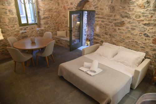 a bedroom with a bed and a table with chairs at Armathia Accommodation in Mestá