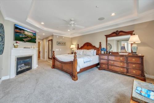 a bedroom with a large bed and a fireplace at Lake Stardust - Condo with pool ! Pet friendly in Moneta