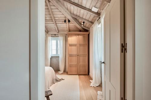 a room with a bed and a wooden ceiling at Casa Do Gaiteiro in Melide