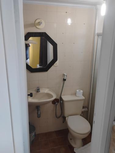 a bathroom with a toilet and a sink at Flat Bonito e Confortável in Campos dos Goytacazes