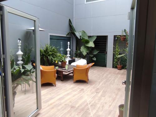 Habitación y baño en planta independiente en centro de sevilla