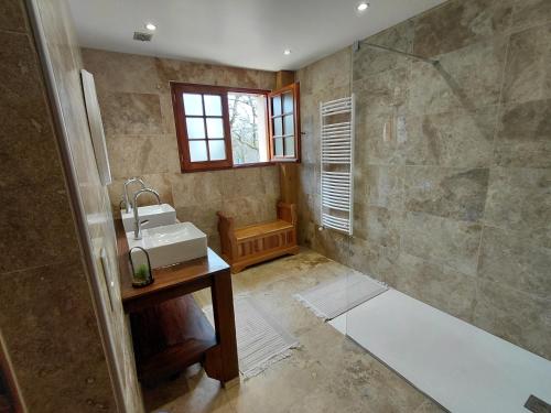 une salle de bain avec lavabo et douche dans l'établissement Pech Joli, à La Dornac