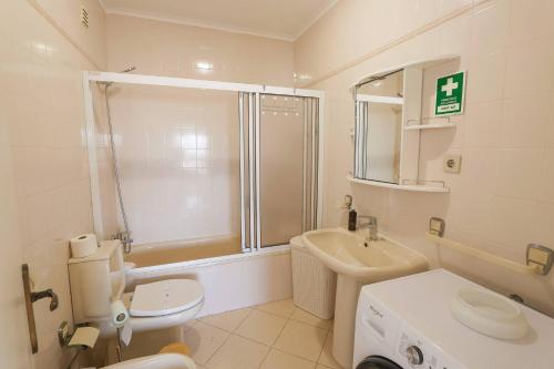 ein Badezimmer mit Toilette, Waschbecken und Dusche in der Unterkunft Amorosa Beach Rooftop - 400 metros da Praia in Viana do Castelo