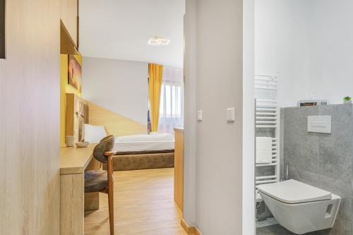 a bathroom with a sink and a toilet in a room at RENOVIERT XZLLENZ 50'' Smart TV, Parken, 24h digitaler Check In und Zugang, Küche in Oberasbach