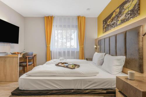 a hotel room with a bed with a tray of food on it at RENOVIERT XZLLENZ 50'' Smart TV, Parken, 24h digitaler Check In und Zugang, Küche in Oberasbach