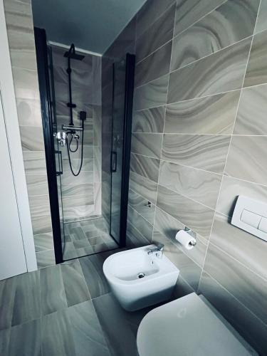 a bathroom with a toilet and a shower and a sink at A Casa di Angelica in Piovene Rocchette