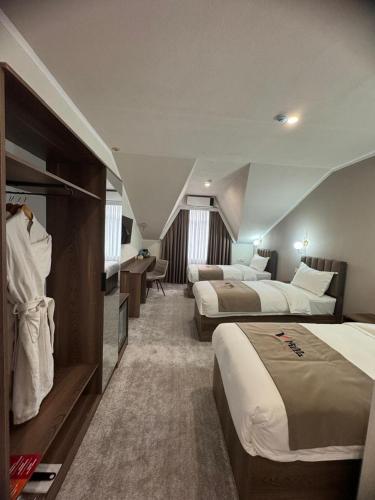 Llit o llits en una habitació de Villa hotel