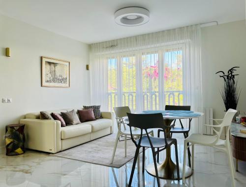 Sunny Riviera Apartment - Walk to Beach - Terrace - Antibes