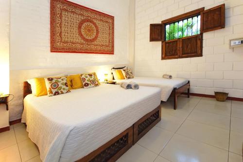 two beds in a room with a window at Casa Ruta Sur in Cali