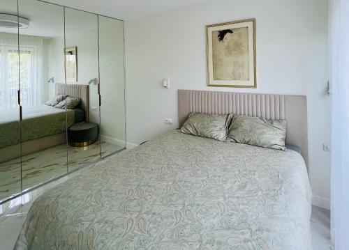 Sunny Riviera Apartment - Walk to Beach - Terrace - Antibes