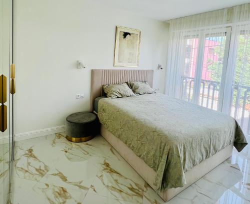 Sunny Riviera Apartment - Walk to Beach - Terrace - Antibes