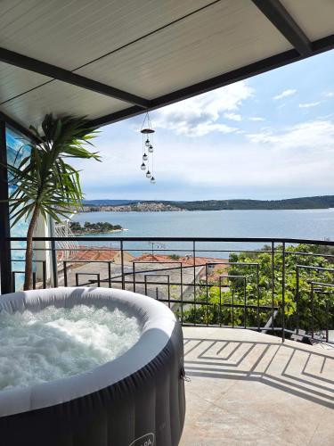 Apartment TIA, private terrace, sea view, jacuzzi