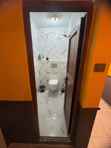 a bathroom with a white toilet in a room at İlkadım Suit Apart in Samsun