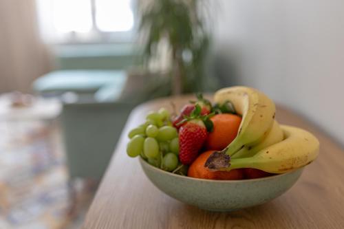 a bowl of fruit sitting on a table at Apartament Miętowy Kwidzyn in Kwidzyn