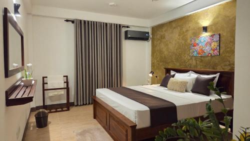 a bedroom with a large bed in a room at Casa Jose - 2BR with King Beds, Near Airport and Beach, 5G Wi-Fi in Wattala