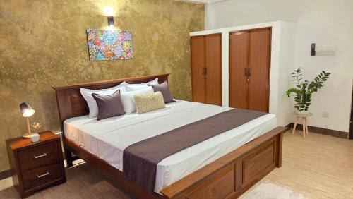 a bedroom with a large bed in a room at Casa Jose - 2BR with King Beds, Near Airport and Beach, 5G Wi-Fi in Wattala