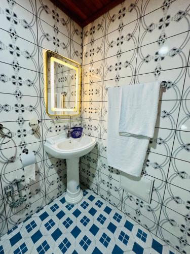 un bagno con lavandino e specchio di le Cocon Magique a Douala