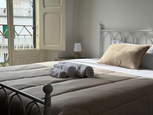 a bedroom with two beds with pillows on them at Appartamento familiare in centro a due passi dai trulli - Casa Costanza in Alberobello