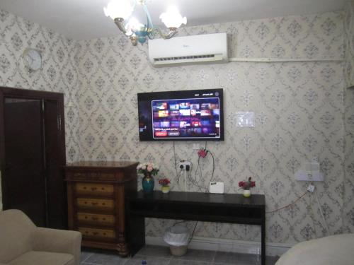 a living room with a television on a wall at العين الهيلي مصباح ب 5 in Al Ain