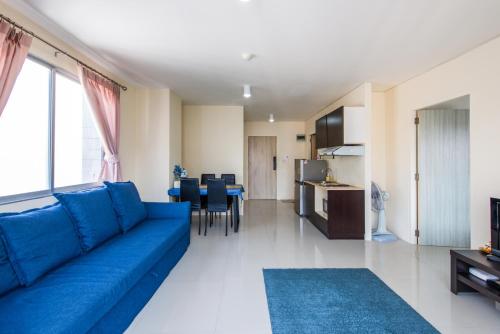 a living room with a blue couch and a table at Amazing 2 bedrooms, near MRT Ratchada, Bangkok in Bangkok