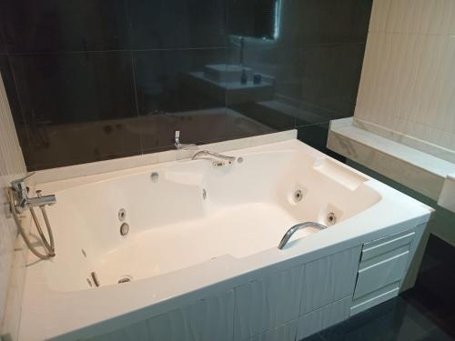 Vannas istaba naktsmītnē Hotel FG