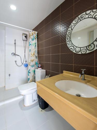 a bathroom with a sink and a toilet and a mirror at Amazing 2 bedrooms, near MRT Ratchada, Bangkok in Bangkok