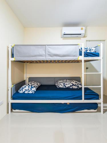 a bunk bed room with two bunk beds at Amazing 2 bedrooms, near MRT Ratchada, Bangkok in Bangkok