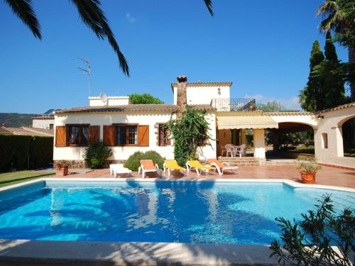 カロンジェにあるPeaceful Villa in Calonge Spain with Swimming Poolのヴィラ(家の前にスイミングプール付)