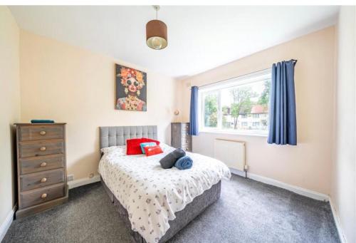 a bedroom with a bed and a window at Sand-Ring-Ham in Moortown
