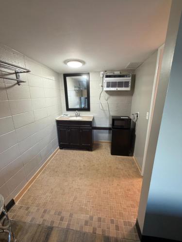an empty room with a sink and a sink at Deluxe Inn in Mauldin