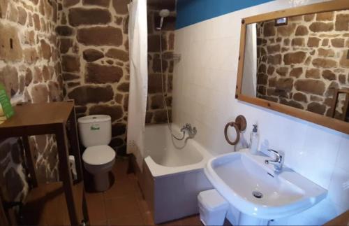 a bathroom with a sink and a tub and a toilet at CASA RURAL MATÉ in Susilla