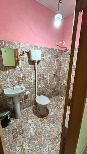 a bathroom with a toilet and a sink at Casa Aguiar in Santarém