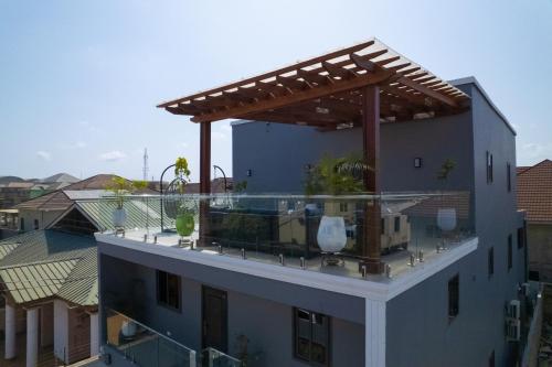 5 Bedroom in East Legon Trasacco has Bar Rooftop