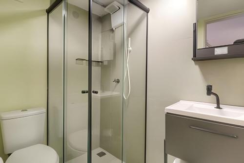 a bathroom with a shower and a toilet and a sink at Studio VII - Completo -Centro de Jundiaí in Jundiaí