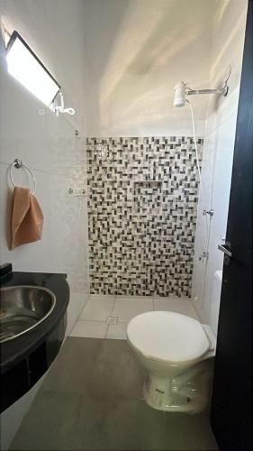a bathroom with a toilet and a sink at Departamento en Lambare in Asunción