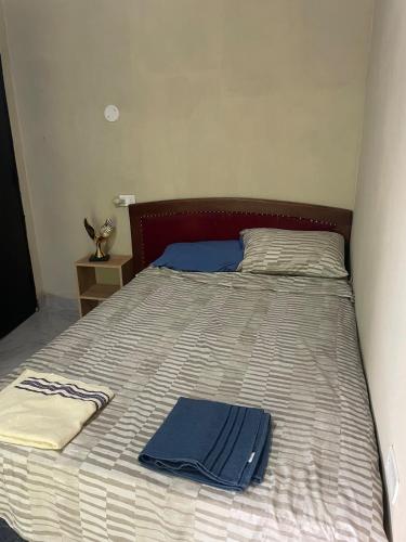 a bed with two towels on top of it at Departamento en Lambare in Asunción