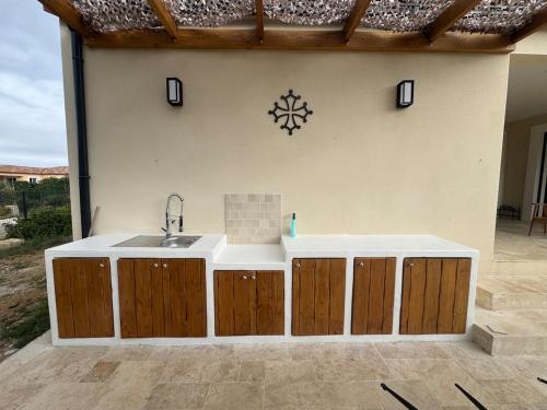 Maison- Aude في Cuxac-dʼAude: مطبخ مزود بحوض ومسطح عمل