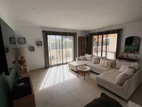 un salon avec un canapé et une table dans l'établissement Maison- Aude, à Cuxac-dʼAude