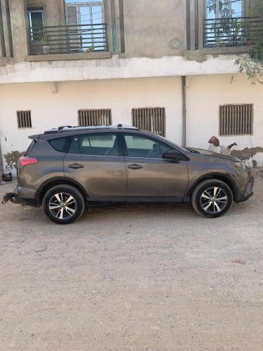 un'auto argentata parcheggiata davanti a un edificio di Résidence Aïcha a Rufisque