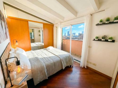 Milan Central, 8th Floor Penthouse with Skyline View