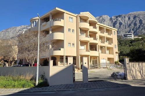 Apartments by the sea Tucepi, Makarska - 25180