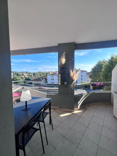 une pièce avec une table et une grande fenêtre dans l'établissement Vue cité, à Carcassonne
