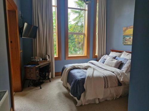 a bedroom with a bed and a window at Belvedere Bed & Breakfast in Winton