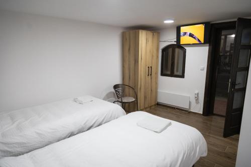 a hotel room with two beds and a mirror at Apartman centar 18 in Ub