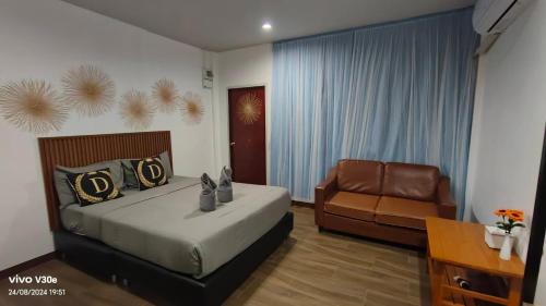 a hotel room with a bed and a chair at บ้าน พัก ดี เกาะล้าน Ban Phak D Koh Larn in Ko Larn