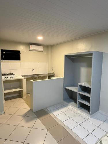 a large kitchen with a sink and a counter at Aparthotel holandeses in São Luís